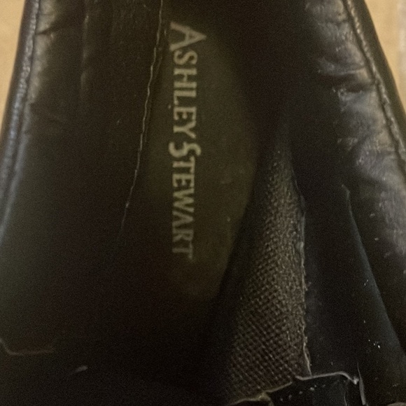 Ashley Stewart sneaker. Heels - Picture 4 of 4